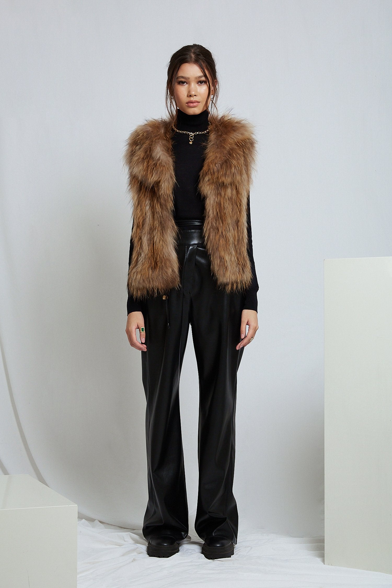 Sylvie Cropped Fur Vest in Natural - Mode & Affaire