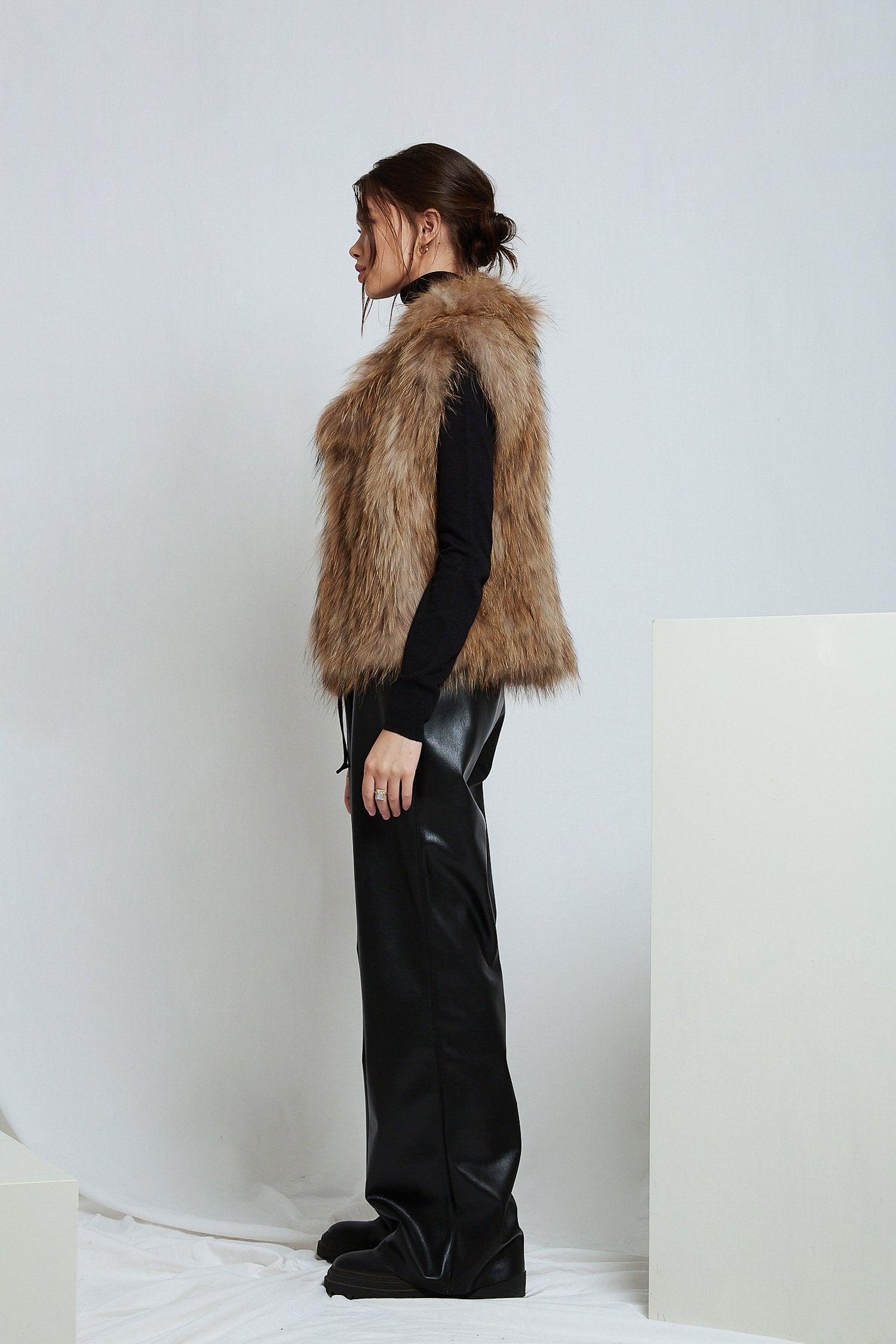 Sylvie Cropped Fur Vest in Natural - Mode & Affaire